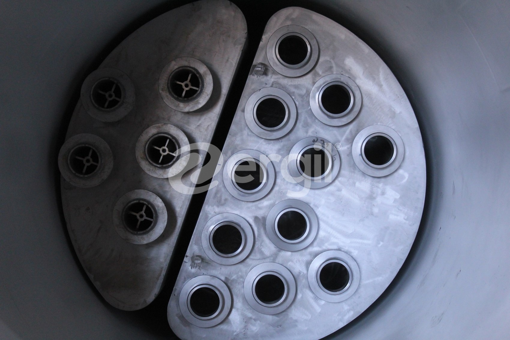 Coalescer separator internal arrangement for SAF fuel-quality assurance